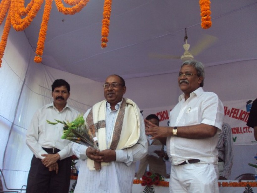 Felicitating Teachers (3)_600x600_100KB.jpg